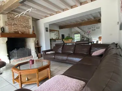 Coin salon dans l'établissement Grande maison familiale La Tuilerie