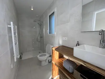 Salle de bains dans l'établissement Maison en bois avec piscine proche de la plage