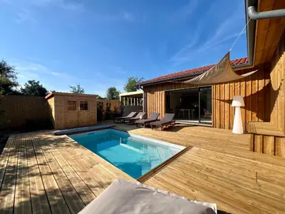 Piscine de l'établissement Maison en bois avec piscine proche de la plage ou située à proximité