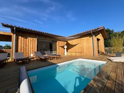 Piscine de l'établissement Maison en bois avec piscine proche de la plage ou située à proximité