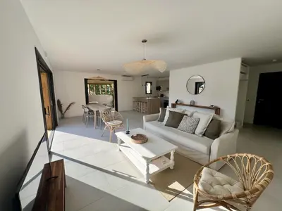 Coin salon dans l'établissement Maison en bois avec piscine proche de la plage