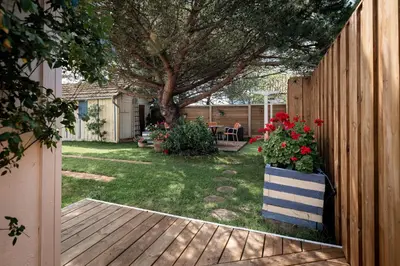 Jardin de l'établissement Biscarrosse plage, à 450 m de l'Océan
