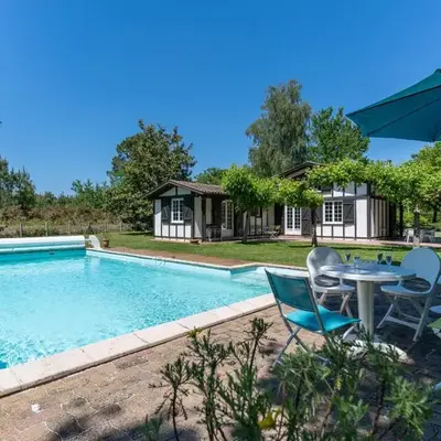 Maison à Parentis-en-Born: Piscine