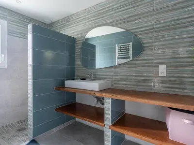 Salle de bains dans l'établissement Maison climatisée à Parentis-en-Born, 3 chambres, jardin, proche centre et activités, ménage inclus - FR-1-319-554