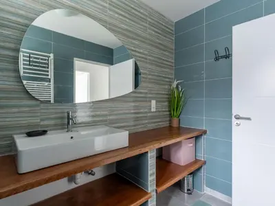 Salle de bains dans l'établissement Maison climatisée à Parentis-en-Born, 3 chambres, jardin, proche centre et activités, ménage inclus - FR-1-319-554