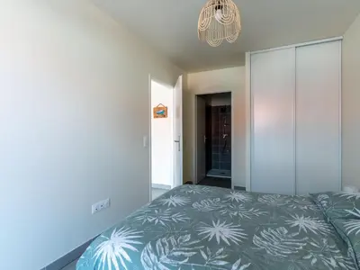 Un ou plusieurs lits dans un hébergement de l'établissement Appartement Neuf à Mimizan Plage, à 500m de l'Océan, pour 4 Personnes avec Parking Privé - FR-1-50-133