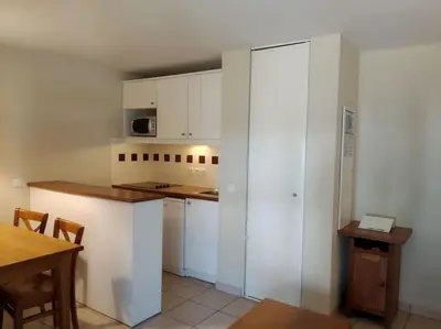 Cuisine ou kitchenette dans l'établissement Appartement LE DAOUN Dunes, Pins Océan et Golf