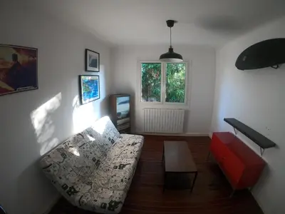 Télévision ou salle de divertissement dans l'établissement Surfhouse a proximité des spots de surf
