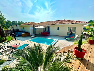 Piscine de l'établissement Villa Les Pins, terrasse, piscine et jardin clôt, vue forêt ou située à proximité