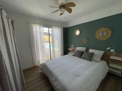 Un ou plusieurs lits dans un hébergement de l'établissement Villa Les Pins, terrasse, piscine et jardin clôt, vue forêt
