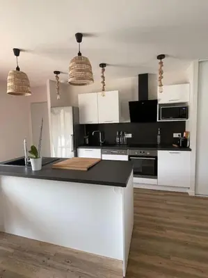 Cuisine ou kitchenette dans l'établissement Villa Les Pins, terrasse, piscine et jardin clôt, vue forêt