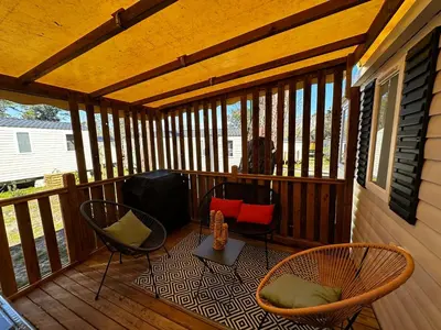 Balcon ou terrasse dans l'établissement Grand Mobil Home Tout Confort pour 6 personnes - Camping Les Oyats 4 étoiles