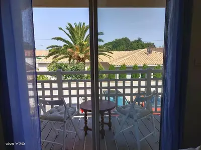Balcon ou terrasse dans l'établissement Jolie maison paisible, avec jardinet et parking