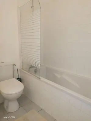 Salle de bains dans l'établissement Jolie maison paisible, avec jardinet et parking