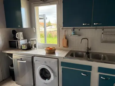 Cuisine ou kitchenette dans l'établissement Maison de vacances à Cazaux