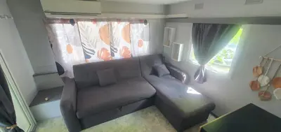 Coin salon dans l'établissement Mobile home Mimizan