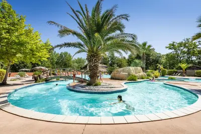 Piscine de l'établissement Huttopia Lac d'Aureilhan - Mimizan ou située à proximité