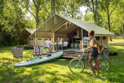 Clients de l'établissement Huttopia Lac d'Aureilhan - Mimizan