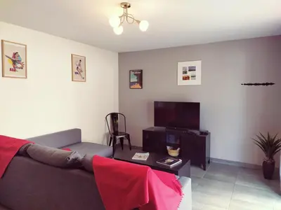 Télévision ou salle de divertissement dans l'établissement La Cabane de Marius