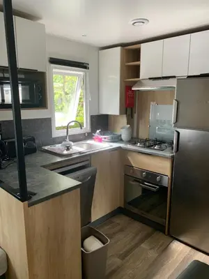 Cuisine ou kitchenette dans l'établissement MH 008 Bora Bora sur emplacement exceptionnel en lisière de forêt dans camping 4 étoiles