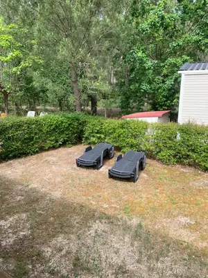 Jardin de l'établissement MH 008 Bora Bora sur emplacement exceptionnel en lisière de forêt dans camping 4 étoiles