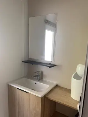 Salle de bains dans l'établissement MH 008 Bora Bora sur emplacement exceptionnel en lisière de forêt dans camping 4 étoiles