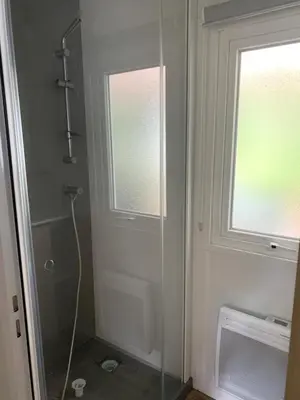 Salle de bains dans l'établissement MH 008 Bora Bora sur emplacement exceptionnel en lisière de forêt dans camping 4 étoiles