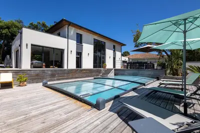 Piscine de l'établissement Maison architecte neuve - piscine - 400m océan ou située à proximité