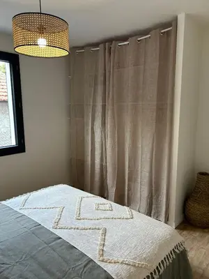 Un ou plusieurs lits dans un hébergement de l'établissement Beach House Paupiette - 150m plage sud