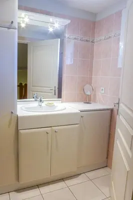 Salle de bains dans l'établissement Apartment Les écureuils by Interhome