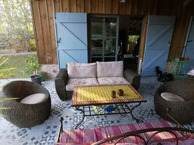 Coin salon dans l'établissement Grande maison bois entre océan et lac