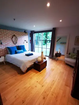 Un ou plusieurs lits dans un hébergement de l'établissement Grande maison bois entre océan et lac
