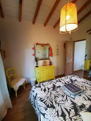 Un ou plusieurs lits dans un hébergement de l'établissement Grande maison bois entre océan et lac