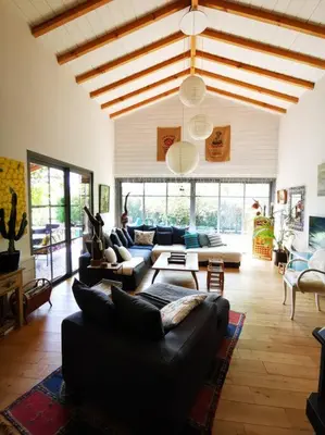 Coin salon dans l'établissement Grande maison bois entre océan et lac