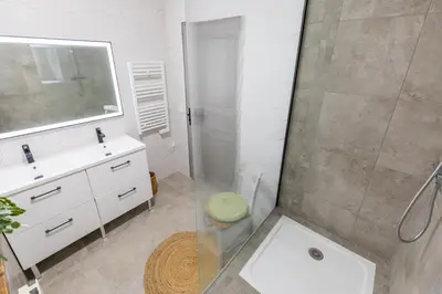 Salle de bains dans l'établissement Les Jardins de Lamourelle chambre Prairie
