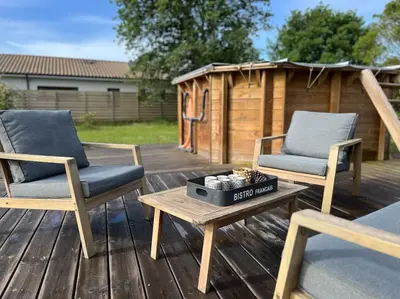 Terrasse ou espace extérieur de l'établissement La Cabane de Sofi Villa Cosy Piscine 8 PERS