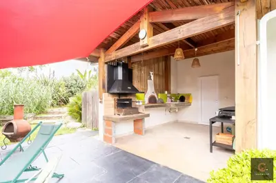 Jardin de l'établissement Villa avec piscine pour 8 personnes à Biscarrosse bourg