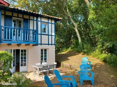 Jardin de l'établissement Maison les pieds dans l'eau, piscine et plage à pieds