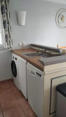 Cuisine ou kitchenette dans l'établissement Maison les pieds dans l'eau, piscine et plage à pieds