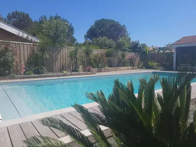 Piscine de l'établissement Biscarrosse Plage Villa avec piscine pour 12 personnes ou située à proximité