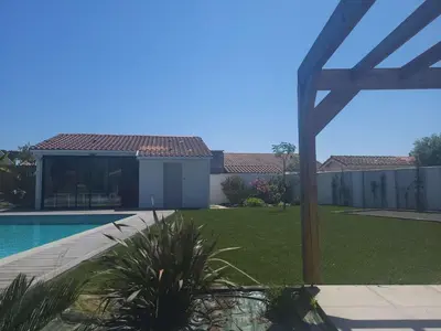 Piscine de l'établissement Biscarrosse Plage Villa avec piscine pour 12 personnes ou située à proximité