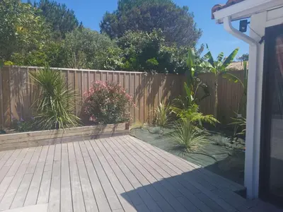 Jardin de l'établissement Biscarrosse Plage Villa avec piscine pour 12 personnes