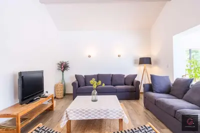 Coin salon dans l'établissement Biscarrosse Plage Villa avec piscine pour 12 personnes