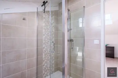 Salle de bains dans l'établissement Biscarrosse Plage Villa avec piscine pour 12 personnes