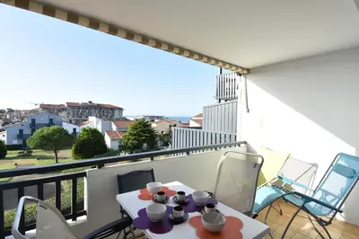 Balcon ou terrasse dans l'établissement Résidence Les Terrasses de Notre Dame, bel appartement avec vue sur l'entrée du port