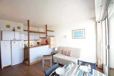 Cuisine ou kitchenette dans l'établissement Résidence Les Terrasses de Notre Dame, bel appartement avec vue sur l'entrée du port