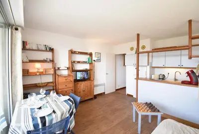 Cuisine ou kitchenette dans l'établissement Résidence Les Terrasses de Notre Dame, bel appartement avec vue sur l'entrée du port