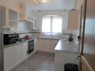 Cuisine ou kitchenette dans l'établissement MAISON de VACANCES