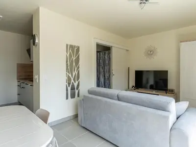 Télévision ou salle de divertissement dans l'établissement Bel appartement neuf à Mimizan Plage, 400m de l'océan, 2 étoiles, 4 pers, parking, balcon, tout équipé - FR-1-50-136