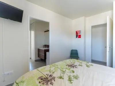 Un ou plusieurs lits dans un hébergement de l'établissement Bel appartement neuf à Mimizan Plage, 400m de l'océan, 2 étoiles, 4 pers, parking, balcon, tout équipé - FR-1-50-136